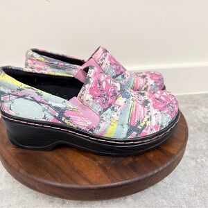 Klogs Naples women's clogs in a floral pattern. 
6